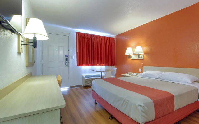 photo 4 of Motel 6 Phoenix - Northern Avenue
