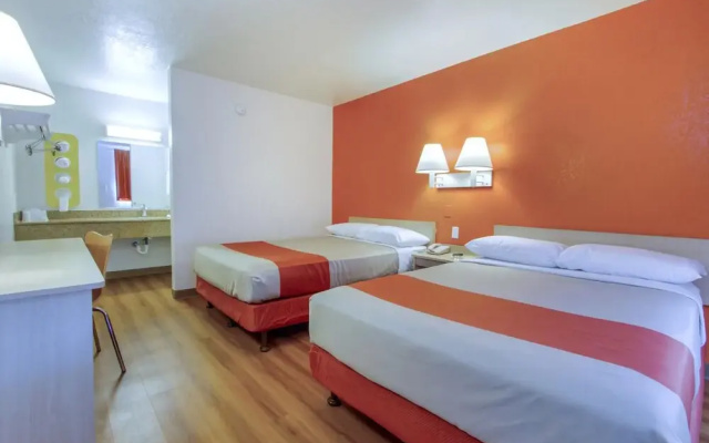 photo 5 of Motel 6 Phoenix - Northern Avenue