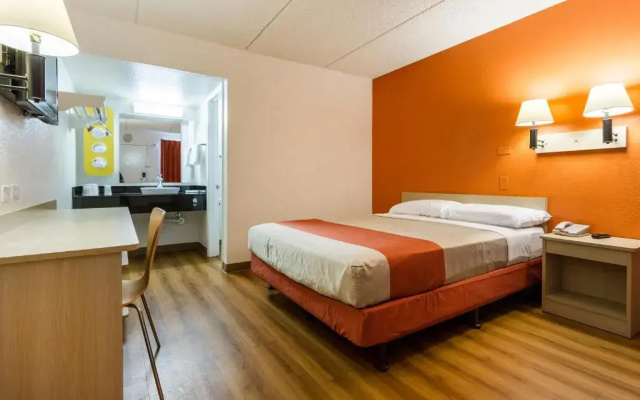 photo 4 of Motel 6 Tempe, AZ Phoenix Airport Priest Dr