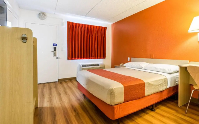 photo 5 of Motel 6 Tempe, AZ Phoenix Airport Priest Dr