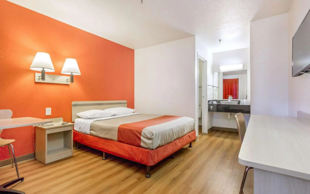 photo 3 of Motel 6 Phoenix, AZ - West