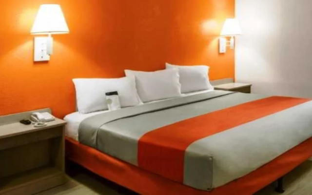 photo 2 of Motel 6 Portland Downtown 4463 Hotel