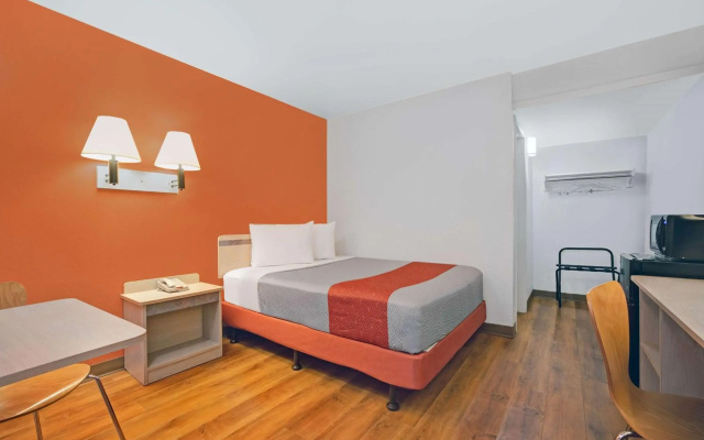 photo 4 of Motel 6 Troutdale, OR - Portland East