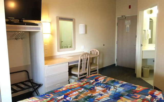photo 3 of Motel 6-Portland, OR - North