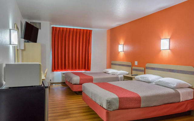 photo 4 of Motel 6 Redmond, OR