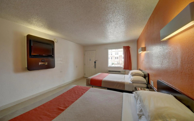 photo 3 of Motel 6 San Antonio, TX - Downtown - Market Square