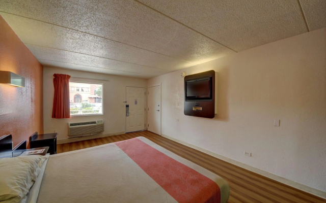 photo 4 of Motel 6 San Antonio, TX - Downtown - Market Square