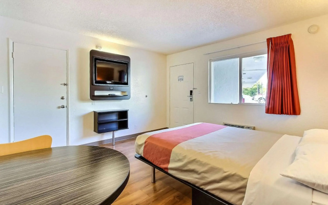 photo 3 of Motel 6 Campbell, CA - San Jose