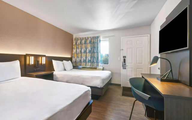 photo 5 of Motel 6 Kirkland, WA - North Kirkland