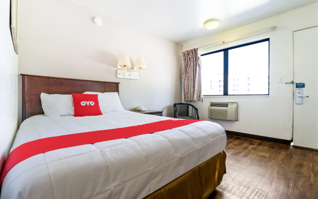 photo 3 of OYO Hotel South Bend - Campus