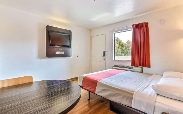 photo 2 of Motel 6 Sunnyvale, CA - North
