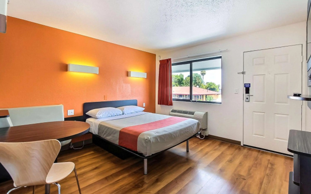 photo 2 of Motel 6 Sunnyvale, CA - South
