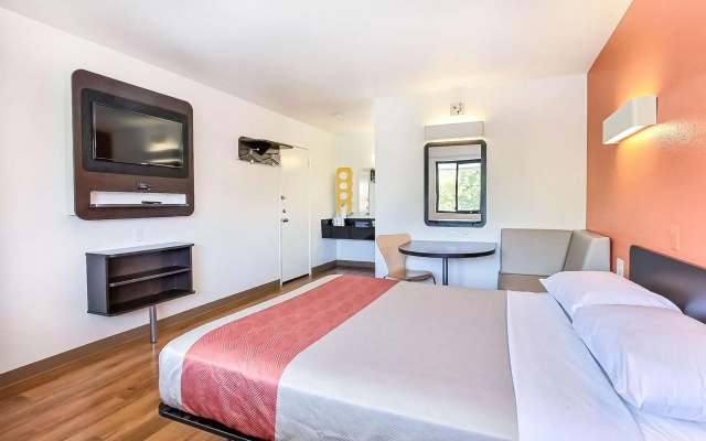 photo 4 of Motel 6 Sunnyvale, CA - South
