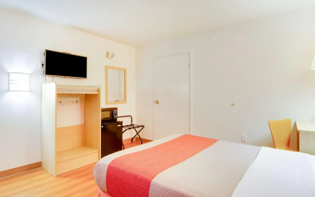 photo 2 of Motel 6 Tacoma, WA - Fife