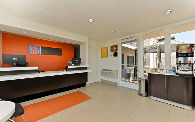 photo 2 of Motel 6-Vista, CA