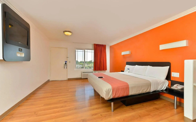 photo 4 of Motel 6-Vista, CA