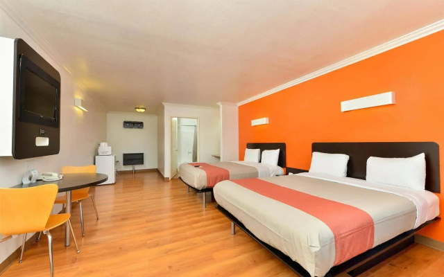photo 5 of Motel 6-Vista, CA