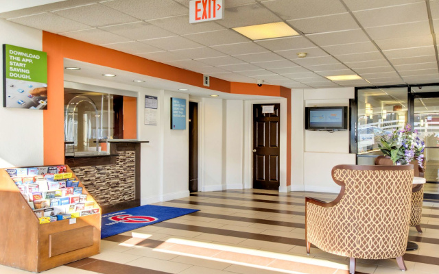 photo 2 of Motel 6 Washington, DC