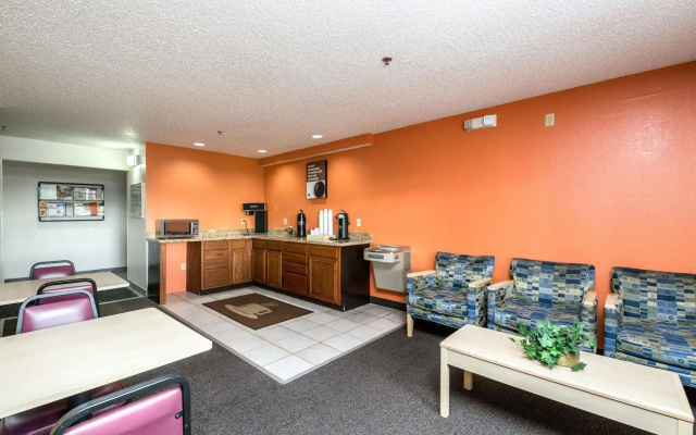 photo 2 of Motel 6 Waterloo, IA