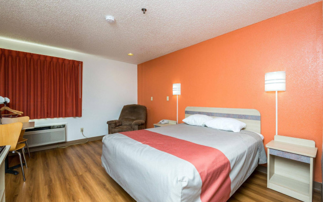 photo 3 of Motel 6 Waterloo, IA