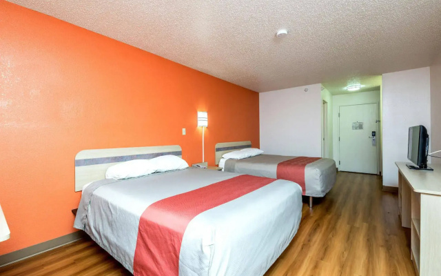 photo 4 of Motel 6 Waterloo, IA