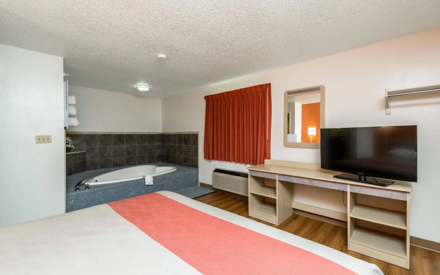photo 5 of Motel 6 Waterloo, IA