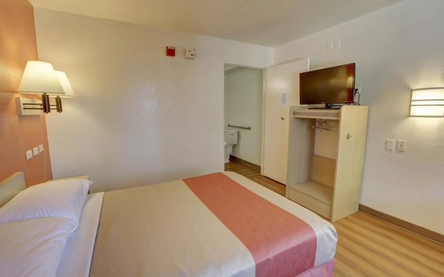 photo 4 of Motel 6 Westminster, CA - North