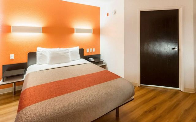 photo 3 of Motel 6 Irving, TX - DFW Airport North