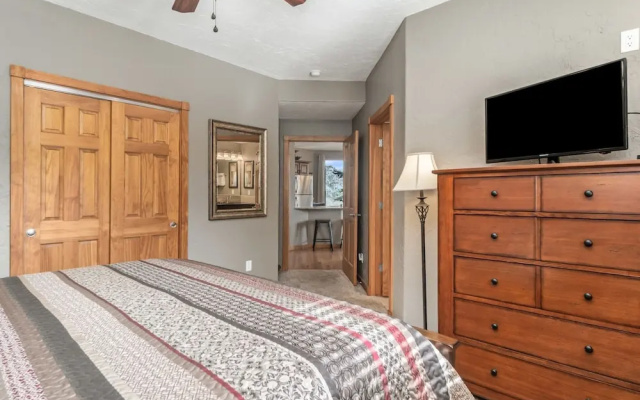 photo 4 of Mount Cirrus 10b 2 Bedroom Condo by RedAwning