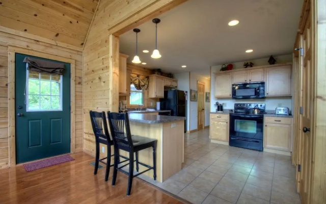 photo 2 of Mountain Aerie - 4 Br Cabin