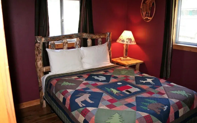 photo 2 of Mountain Pine Cabin With Personal Hot Tub - Dog-friendly! 3 Bedroom Cabin - #20-NCD0296