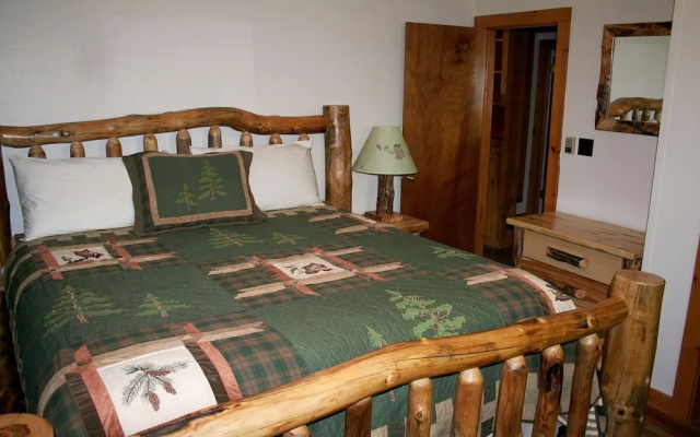 photo 2 of Mountain Pine Cabin by Rocky Mountain Resorts
