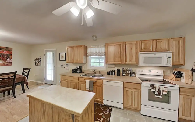 photo 4 of Mountain-view Hideaway W/ Hot Tub & Game Room 4 Bedroom Home