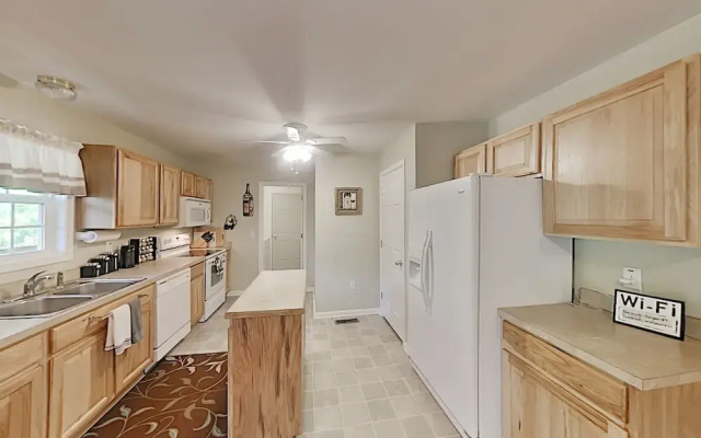 photo 5 of Mountain-view Hideaway W/ Hot Tub & Game Room 4 Bedroom Home