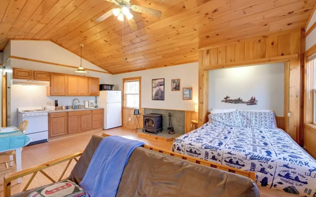 photo 3 of Cabin w/ Hot Tub - Near Nantahala Outdoor Center!