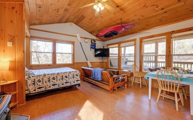 photo 4 of Cabin w/ Hot Tub - Near Nantahala Outdoor Center!