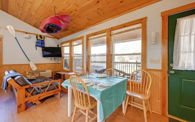 photo 5 of Cabin w/ Hot Tub - Near Nantahala Outdoor Center!