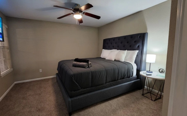 photo 3 of Near Nrg - Book For Rodeo - 2 Bedroom 2 Bath - Resort Style Pool