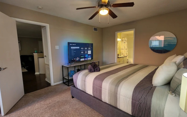 photo 5 of Near Nrg - Book For Rodeo - 2 Bedroom 2 Bath - Resort Style Pool