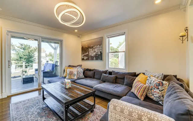 photo 2 of Near Yale & Lighthouse Point Beach: Home w/ Pool!