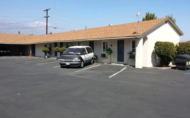 photo 4 of New Kansan Motel