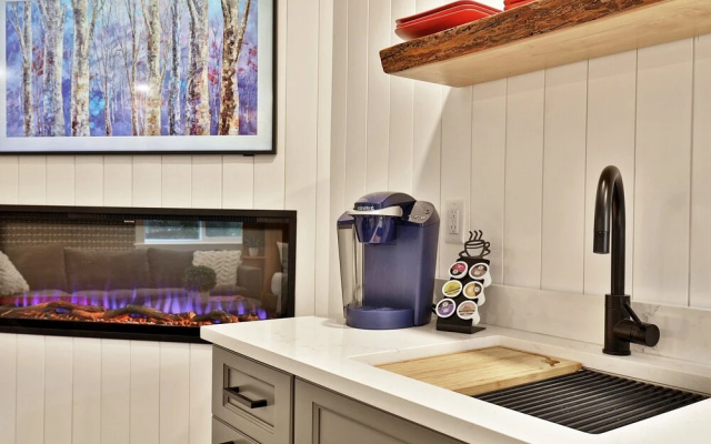 photo 3 of New Killington Studio W/ Kitchenette, Wifi, Tv, Fireplace. Close To Resort On The Shuttle Route. 212 1 Bedroom Condo