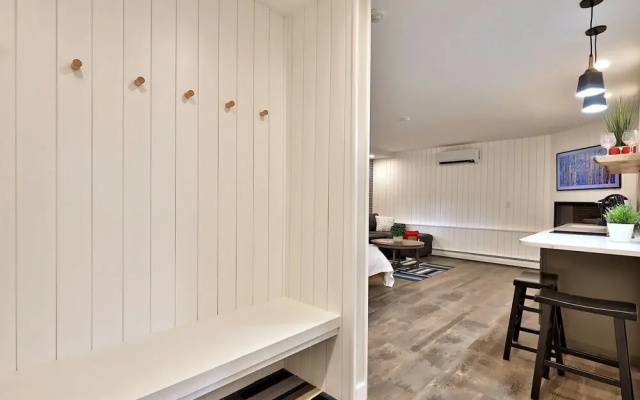 photo 4 of New Killington Studio W/ Kitchenette, Wifi, Tv, Fireplace. Close To Resort On The Shuttle Route. 212 1 Bedroom Condo