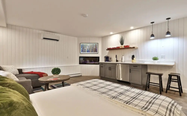 photo 5 of New Killington Studio W/ Kitchenette, Wifi, Tv, Fireplace. Close To Resort On The Shuttle Route. 212 1 Bedroom Condo