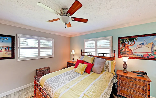 photo 4 of New Listing! Chic W/ Posh Outdoor Patio 2 Bedroom Home