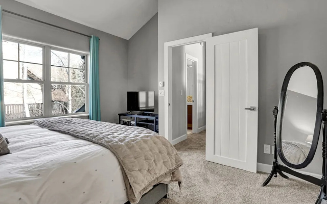 photo 4 of New Listing! Dazzling Custom , Near Skiing 5 Bedroom Home