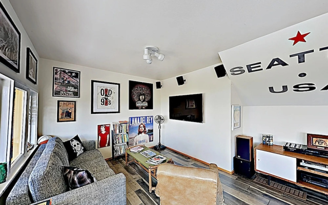 photo 2 of New Listing! Easy Street Beach House On Alki 3 Bedroom Cottage