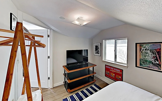 photo 3 of New Listing! Easy Street Beach House On Alki 3 Bedroom Cottage
