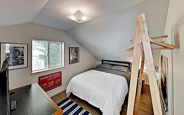 photo 4 of New Listing! Easy Street Beach House On Alki 3 Bedroom Cottage