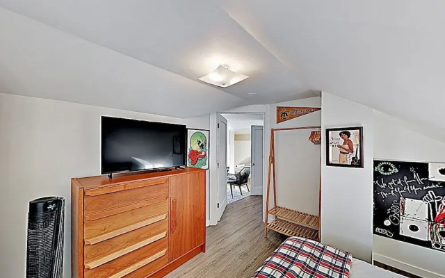 photo 5 of New Listing! Easy Street Beach House On Alki 3 Bedroom Cottage